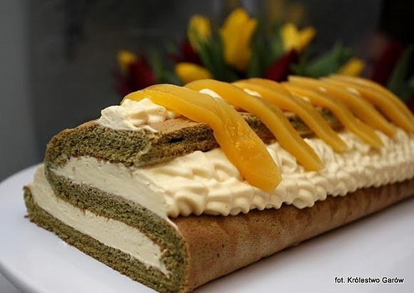Biszkopt z herbatą matcha i kremem mango