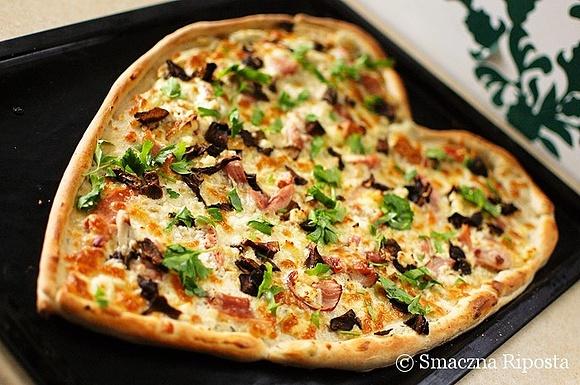 Pizza góralska na sosie śmietanowym z grzybami oscypkiem i wędzonym kurczakiem