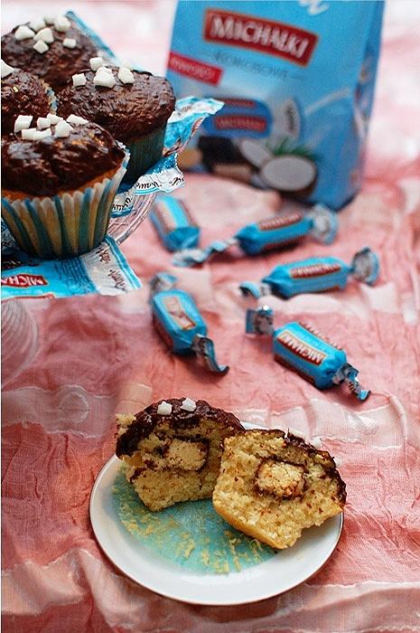 Kokosowo-waniliowe muffinki nadziane kokosowymi Michałkami
