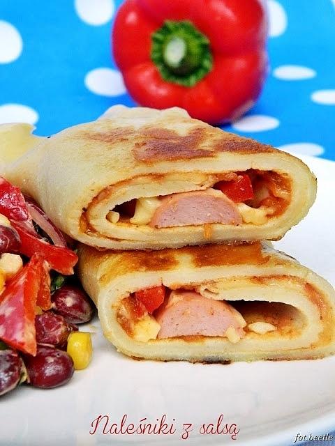 Naleśniki z salsą i parówką