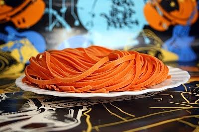 Spaghetti z kurczakiem serem pleśniowym i oliwkami
