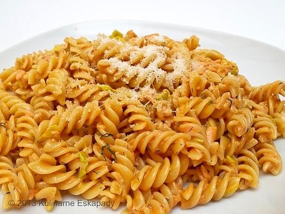 Fusilli z wędzonym łososiem i sosem śmietankowo-łososiowo-pomidorowym