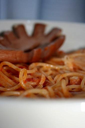 Spaghetti z boczkiem i pikantnym sosem pomidorowym