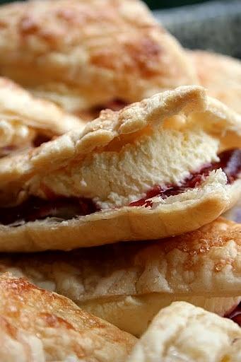 Flaky cream puffs z bitą śmietaną i malinami