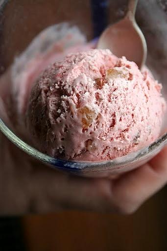 Lody truskawkowe z kandyzowaną skórką pomarańczową