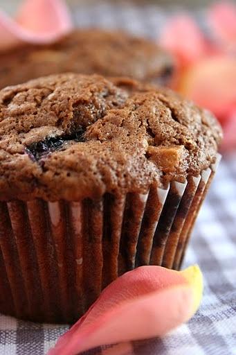 Muffiny czekoladowe z jagodami i białą czekoladą