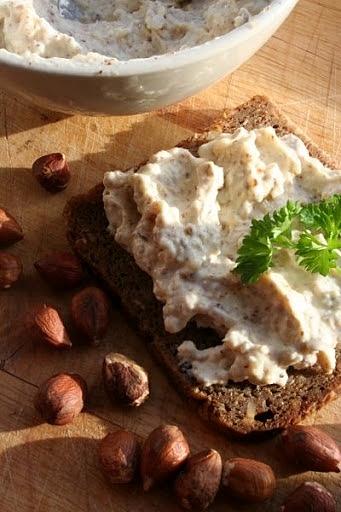 Pasta z orzechów laskowych i topionego sera