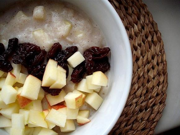 Kasza manna z jabłkiem rodzynkami i bananowym mlekiem