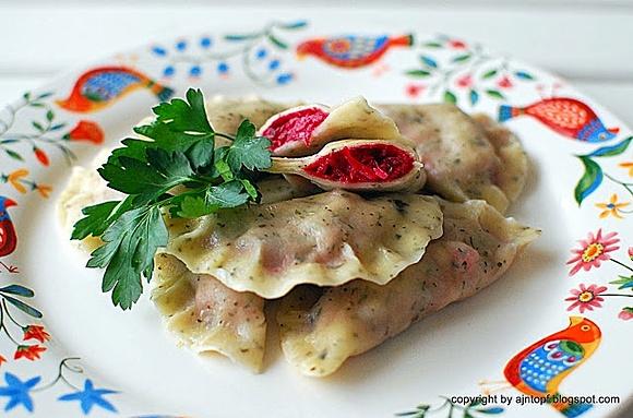 Ziołowe pierogi z burakami i kapustą