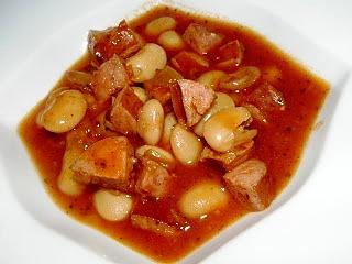 Fasolka po bretońsku - przepis na danie jednogarnkowe