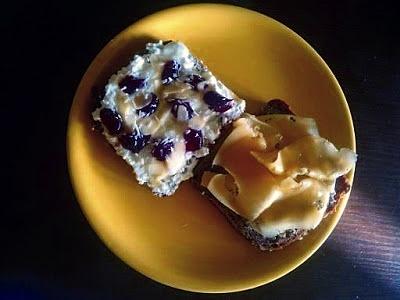 Kanapki na słodko z miodem, dżemem, kokosem i migdałami