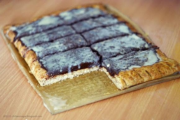Mazurek śliwka w czekoladzie na razowym spodzie