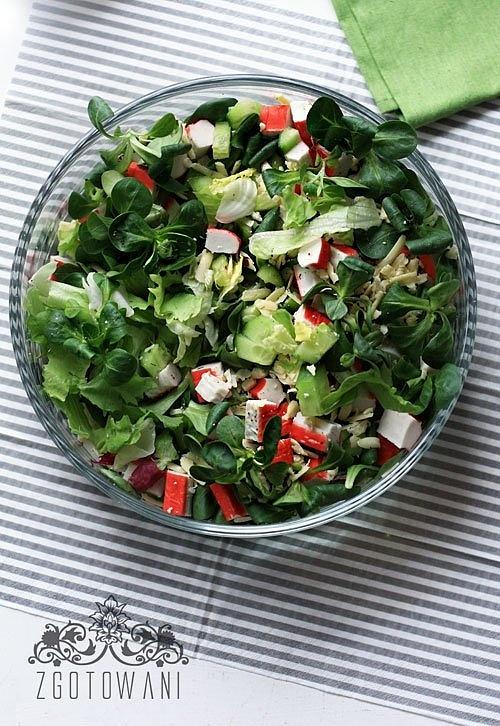 Błyskawiczna sałatka z surimi i roszponką