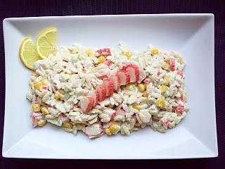 Makaronowa sałatka z surimi