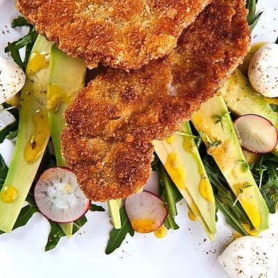 Kotlety wieprzowe z panierką z parmezanu i sałatka z avocado