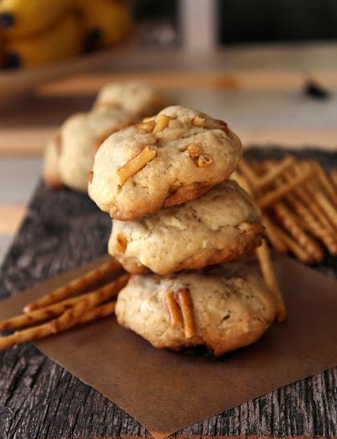 Pretzel white chocolate chip cookies - kruche ciasteczka z białą czekoladą i solonymi paluszkami