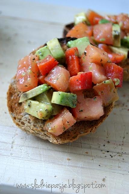 Lekka bruschetta z awokado i pomidorem