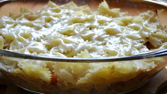 Makaronowa zapiekanka z parówkami i warzywami