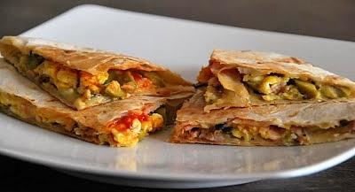Śniadaniowa tortilla z jajecznicą
