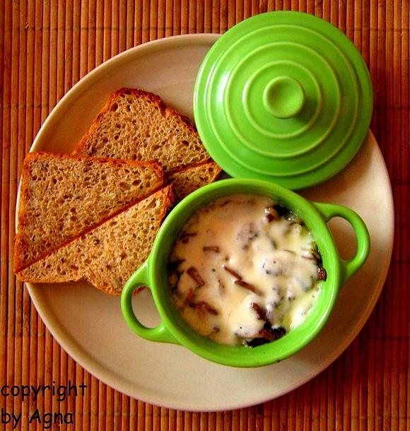 Pieczarki z cebulą zapiekane pod mozzarellą