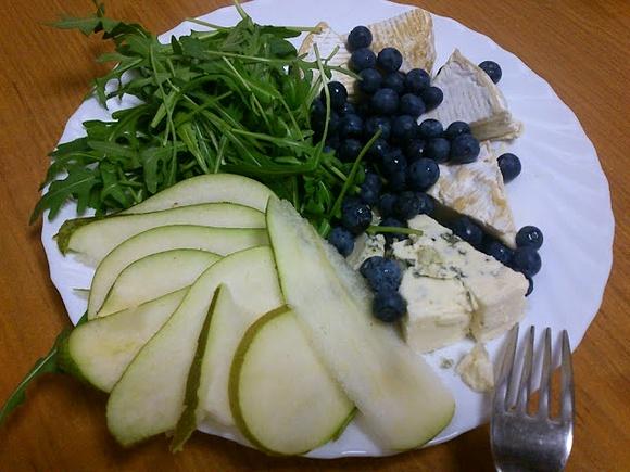 Pomysł na szybki i lekki lunch do pracy z rukolą, borówkami i serami pleśniowymi