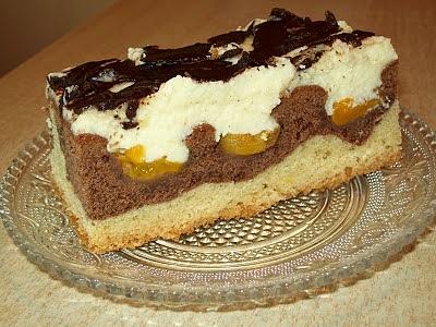 Marmurek z owocami ciasto kakaowe z kremem i owocami