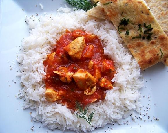 Kurczak Balti z ryżem basmati i pieczywem naan