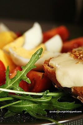 Sałatka z rukoli i grzanki z siemieniem lnianym