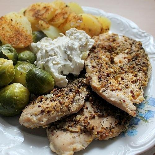 Filet w ziarnistej marynacie z kremowym twarożkiem i warzywami