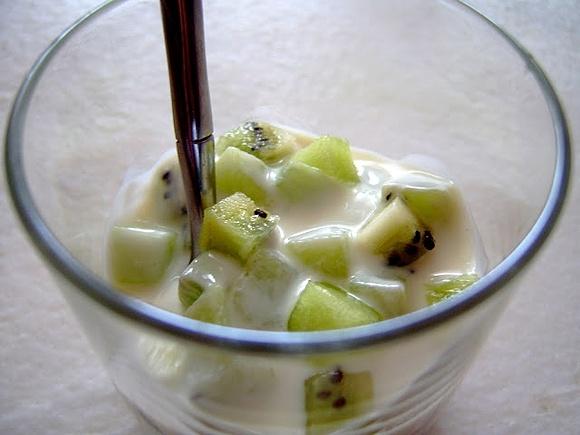 Jogurt naturalny z kiwi i syropem klonowym