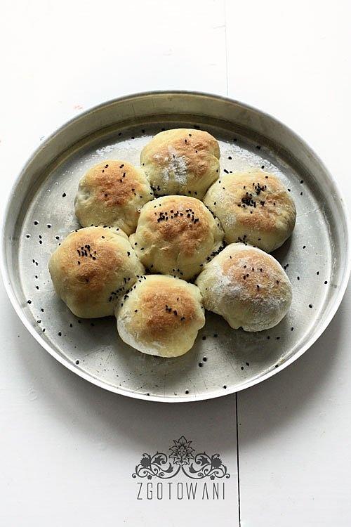 Drożdżowe bułeczki z pieczarkami kiełbaską i pomidorami
