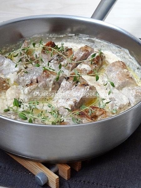 Wieprzowina pieczona z jabłkami w śmietanie i winie