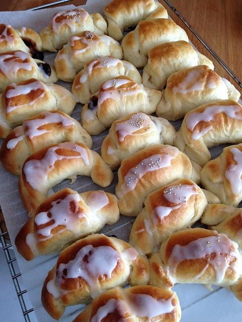 Rogaliki drożdżowe z przepisu na niebanalną drożdżówkę