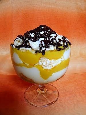 Deser bezowy z bitą śmietaną i mango curd