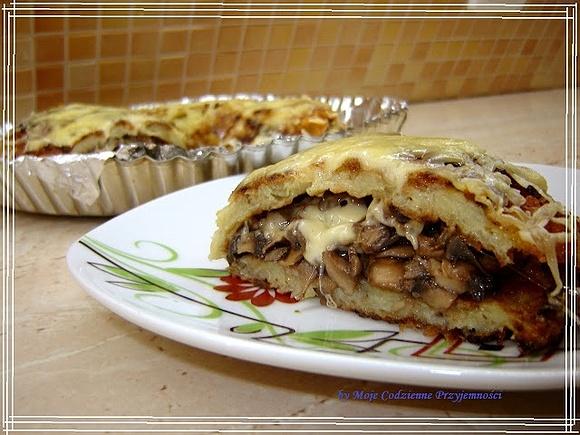 Placek ziemniaczany z pieczarkami i serem