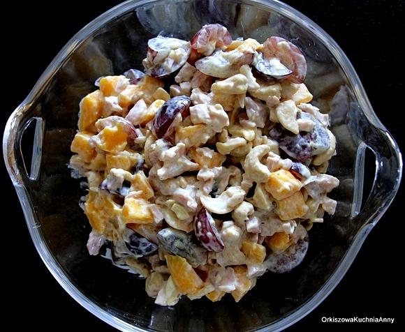 Sałatka z wędzonego kurczaka, mango i orzeszków nerkowca