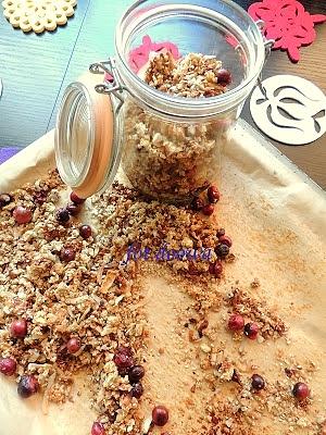 Granola na śniadanie z orzechami i żurawiną