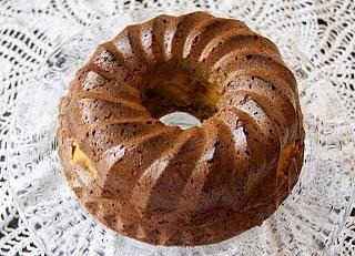 Pełnoziarnista babka jogurtowa z brzoskwiniami