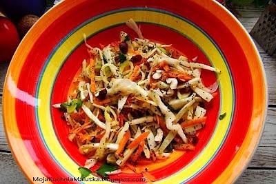 Coleslaw z makiem i orzechami - oryginalna sałatka