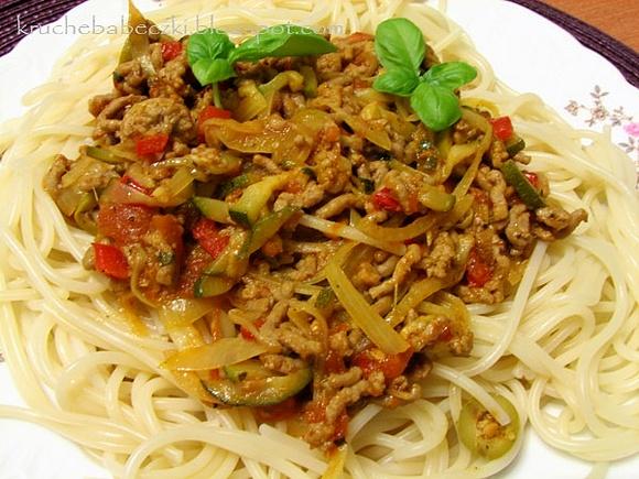 Spaghetti z mięsem mielonym i resztkami z lodówki