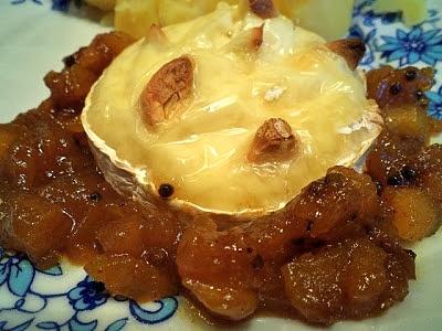 Pieczony camembert z ostrym jabłkowym chutney'em