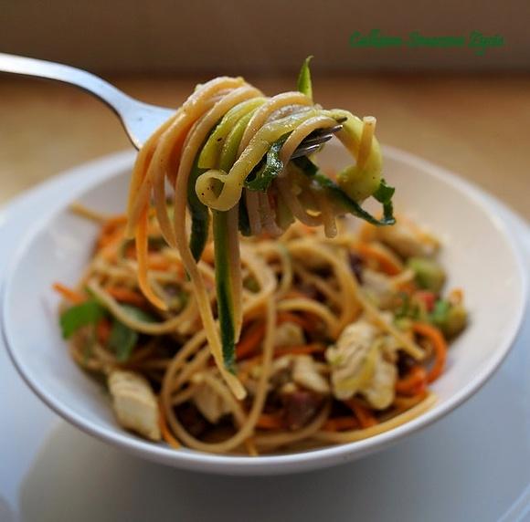 Spaghetti z warzywnymi nitkami i kurczakiem