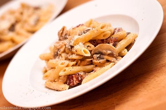 Penne boscaiola z boczkiem i pieczarkami