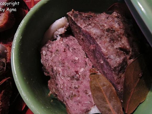 Kiełbasa domowa pieczona z liściem laurowym