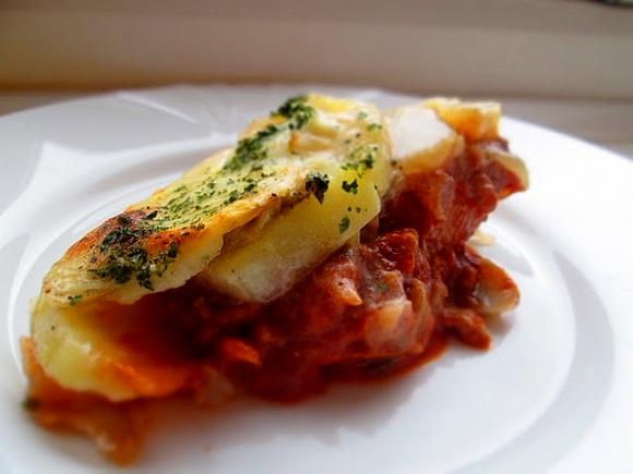 Zapiekanka mięsno-ziemniaczana z serem i pieczarkami