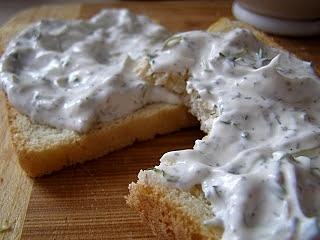 Jogurtowy dip na kanapki