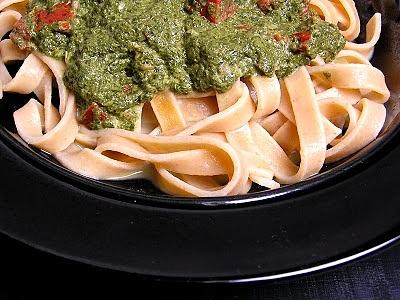 Szybkie tagliatelle pełnoziarniste ze szpinakiem