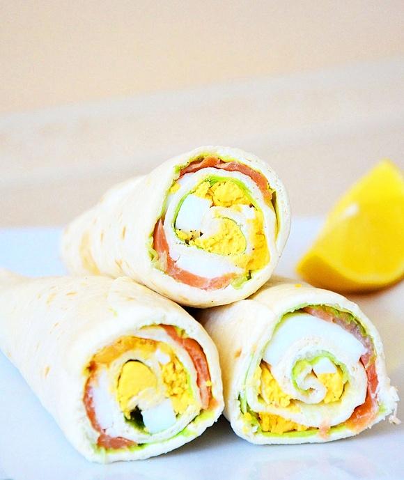 Tortilla z łososiem i jajkiem na śniadanie