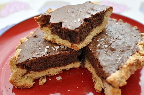 Crostata z czekoladowym nadzieniem i solą morską