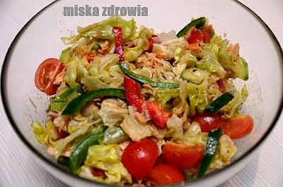 Sałatka z łososiem i warzywami na obiadokolację